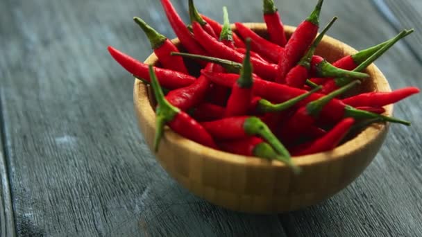 Houten kom vol met chili peper — Stockvideo