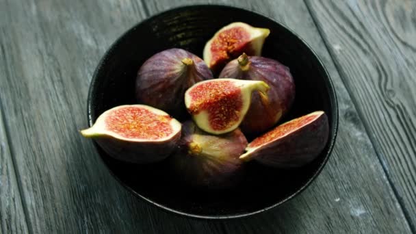 Bowl full of cut figs — Stock Video
