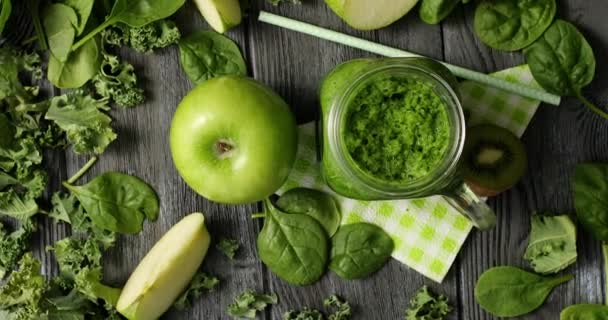 Frutas verdes y ensalada en composición — Vídeo de stock