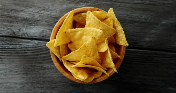 Cuenco de chips crujientes dorados — Vídeo de stock