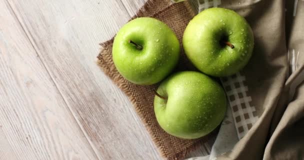 Blöta gröna äpplen på duk — Stockvideo