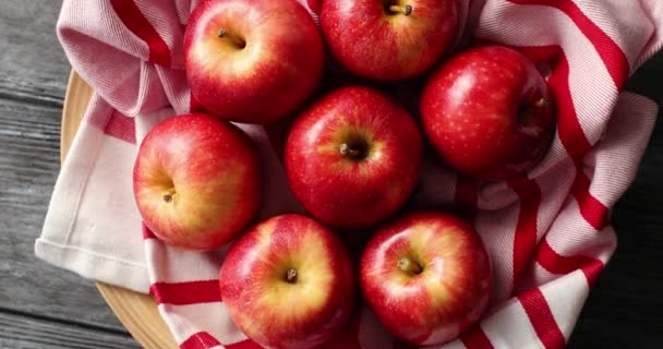 Pommes rouges brillantes brillantes d'en haut — Video