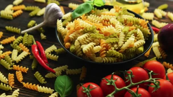 Ciotola con maccheroni crudi di diverso colore — Video Stock