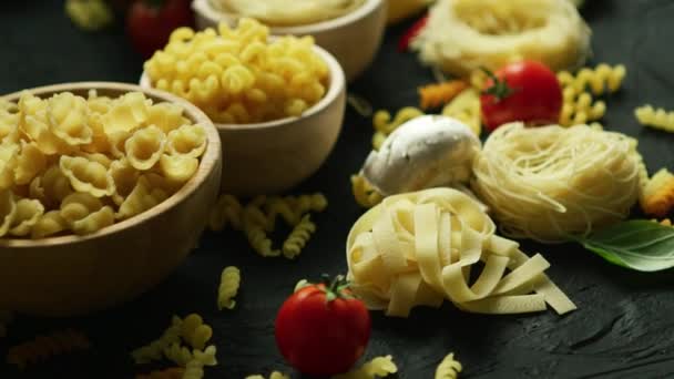 Cuencos llenos de macarrones y tomates — Vídeo de stock