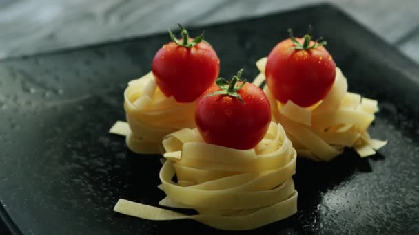 Spaghetti rolled in balls with tomatoes — Stock Video