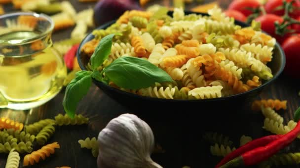 Grande ciotola di maccheroni e verdure — Video Stock