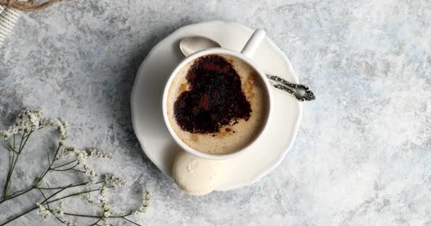Kopp kaffe med hjärta gjord av skum — Stockvideo