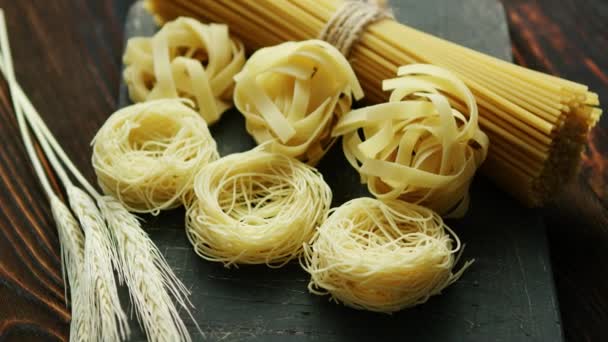 未煮熟的意大利面条和小麦 — 图库视频影像