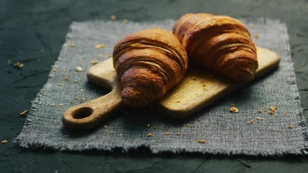 Färska croissanter på skärbräda — Stockvideo