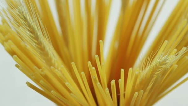 Mazzo di spaghetti crudi e frumento — Video Stock