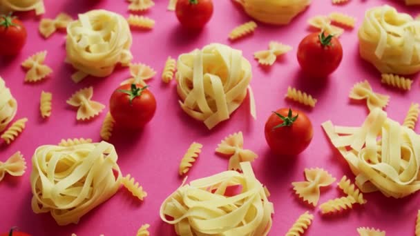 Pastas sin cocer con tomates frescos — Vídeo de stock