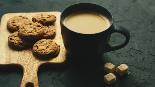 Чашка кофе с печеньем — стоковое видео