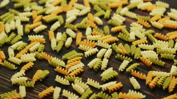 Спиральные макароны разного цвета — стоковое видео