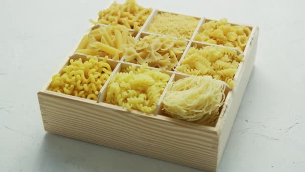 Различные виды макарон в коробке — стоковое видео