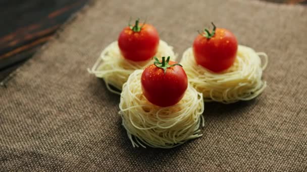 Espaguetis laminados con tomates — Vídeos de Stock