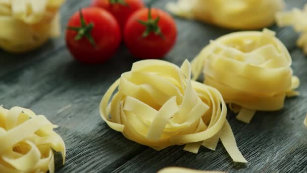 Spaghetti in shape of balls with tomatoes — Stock Video