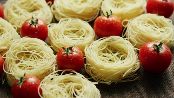 Espaguete em rolos com tomates frescos — Vídeo de Stock