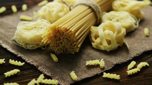 Espaguetis de diferente tipo en servilleta — Vídeos de Stock