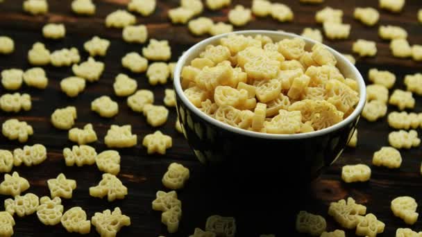 Bowl of creative small macaroni — Stock Video