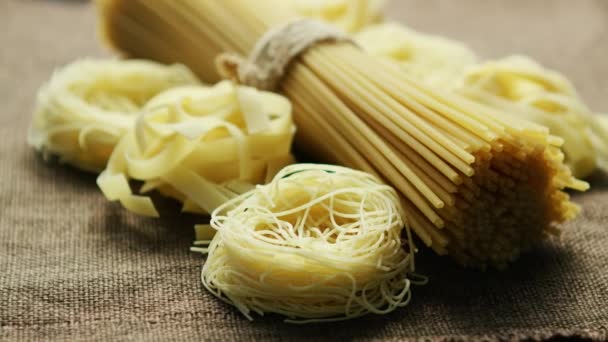 Close-up van pasta en spaghetti — Stockvideo