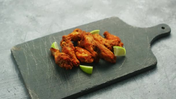 Chicken wings with lime slices — Stock Video