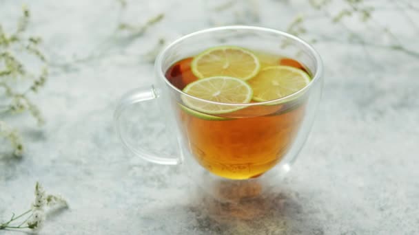 Чай с лимоном в чашке — стоковое видео