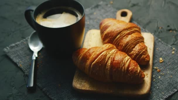 羊角面包和咖啡的杯子 — 图库视频影像