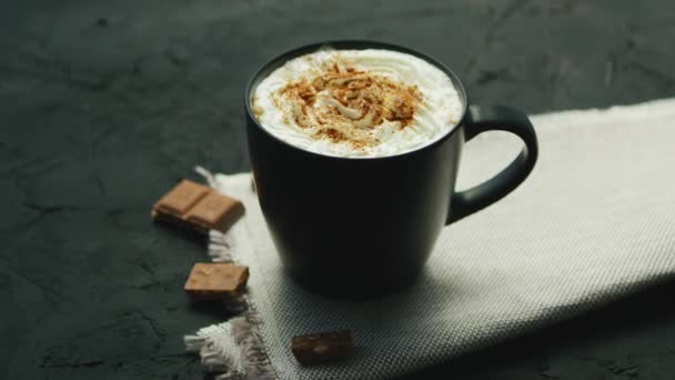 Taza de café con crema batida — Vídeo de stock