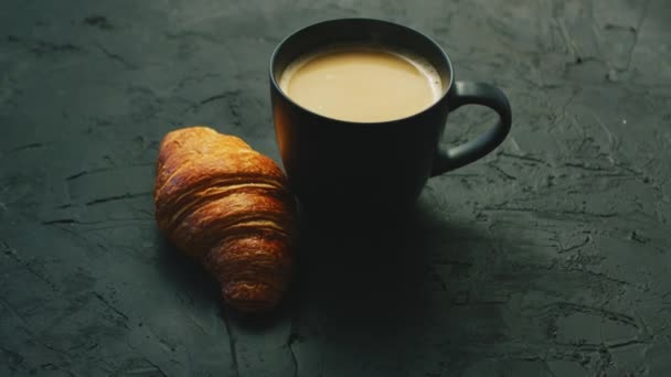 Taza de café y croissant — Vídeos de Stock