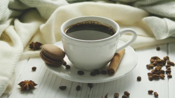Taza de café con especias y Macaron — Vídeo de stock