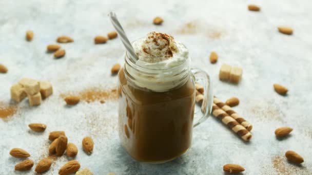 Taza de cacao con crema batida y caramelo — Vídeo de stock