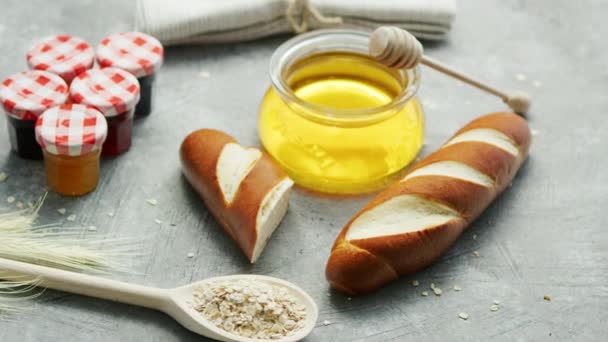 Anordnung Brot und süßer Honig — Stockvideo