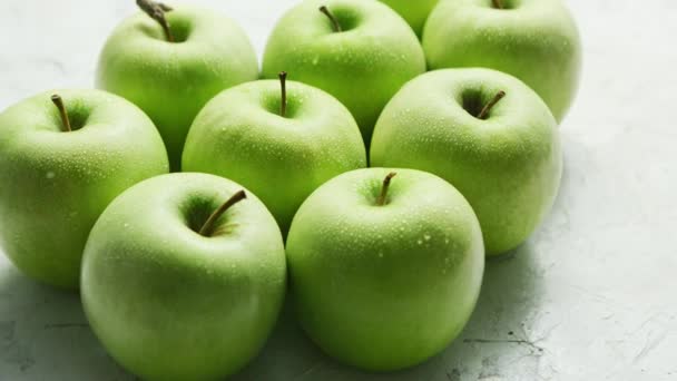 Reife grüne Äpfel in Tropfen — Stockvideo