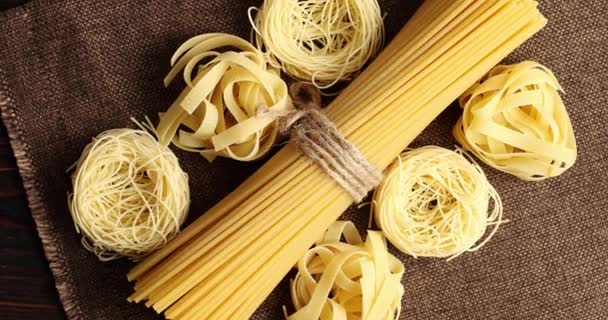 Vue du dessus des spaghettis crus en bouquet — Video