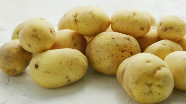 Closeup soyulmamış temiz patates — Stok video