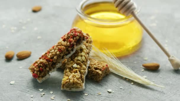 Tarro de miel y barras de avena — Vídeos de Stock