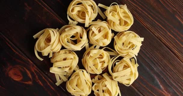 Klasar av rå pasta på bord — Stockvideo