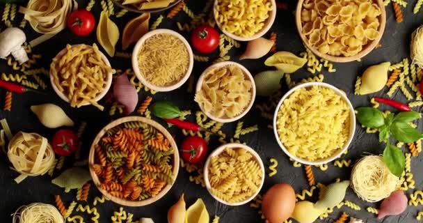 Lay-out van pasta en ingrediënten voor het koken — Stockvideo