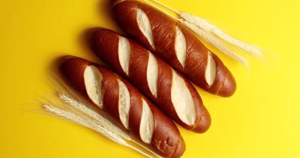 Goldene Baguettes mit Weizenähren — Stockvideo