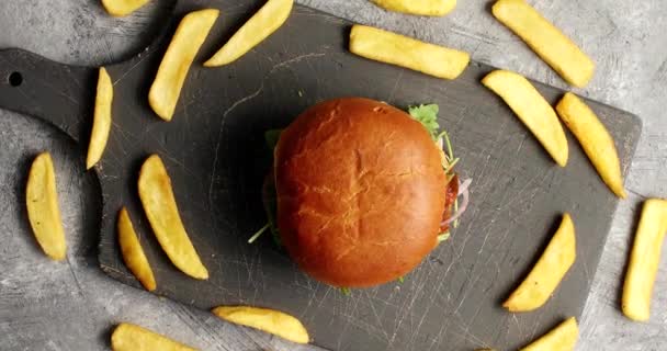 Összetétele a hamburgert, sült krumplival — Stock videók