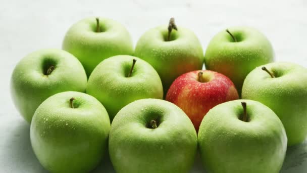Green apples with red in heap — Stock Video
