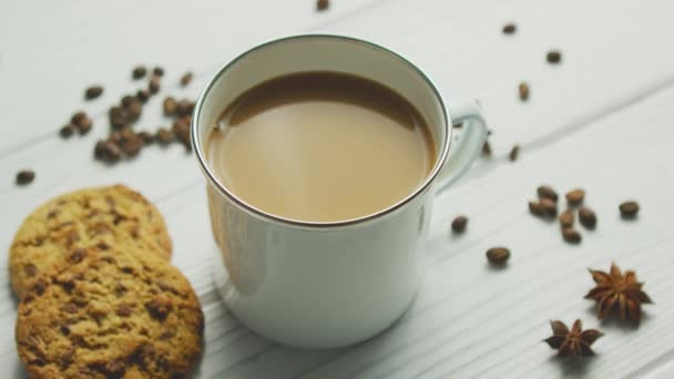 Кружка с кофе и печеньем — стоковое видео