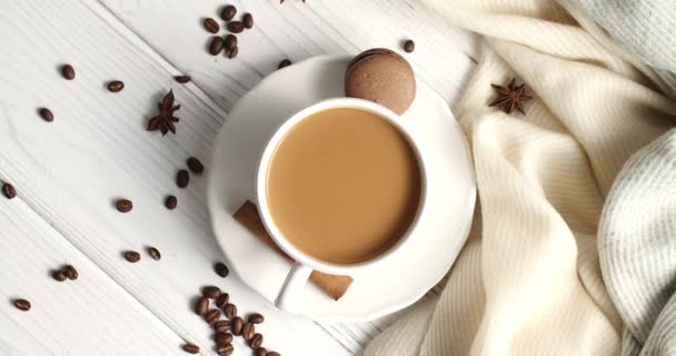 Taza blanca de café en la mesa — Vídeo de stock