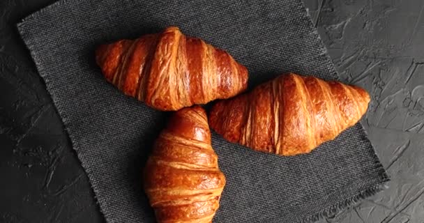Croissant al forno dorati su tovagliolo — Video Stock