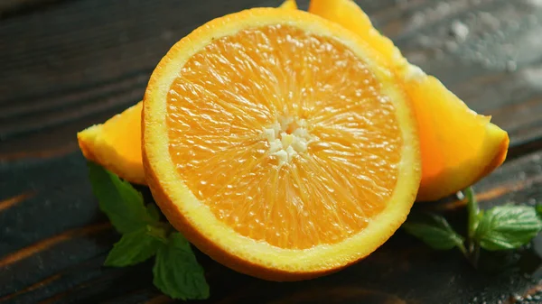 Naranja en rodajas con hojas verdes — Foto de Stock