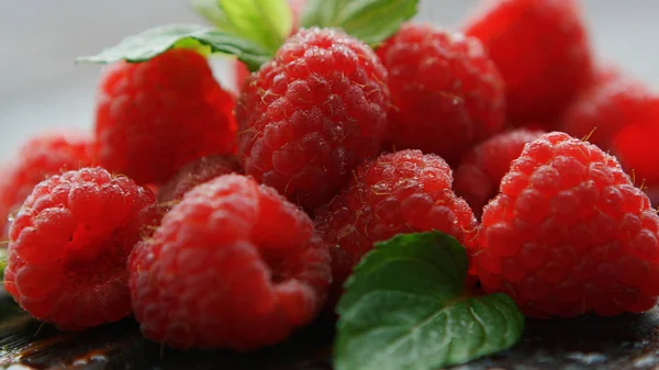 Ripe appetizing raspberry with leaves — Stock Photo, Image