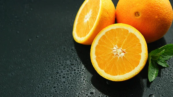 Naranja con hoja sobre mesa húmeda — Foto de Stock