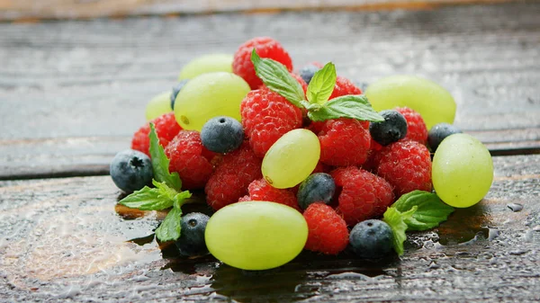 Berry mix na mokro tabeli — Zdjęcie stockowe