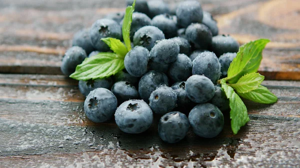 Fresh blueberry and green leaf on table — Stock Photo, Image