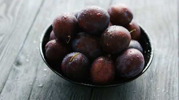 Ganze Pflaumen in Schüssel gewaschen — Stockfoto